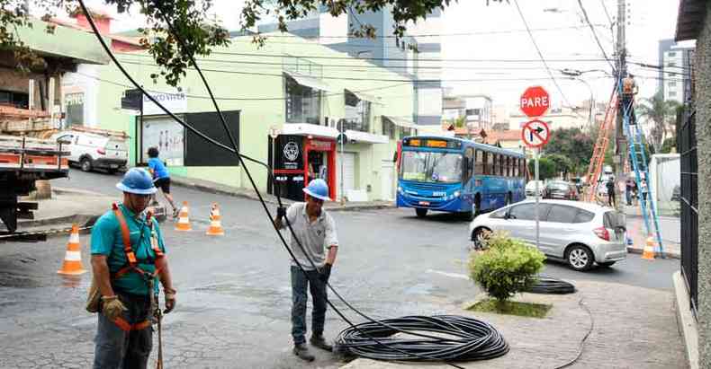 Tcnicos de empresas de telefonia e energia ainda trabalhavam ontem para normalizar os servios(foto: fOTOS: Jair Amaral/EM/D.A Press)