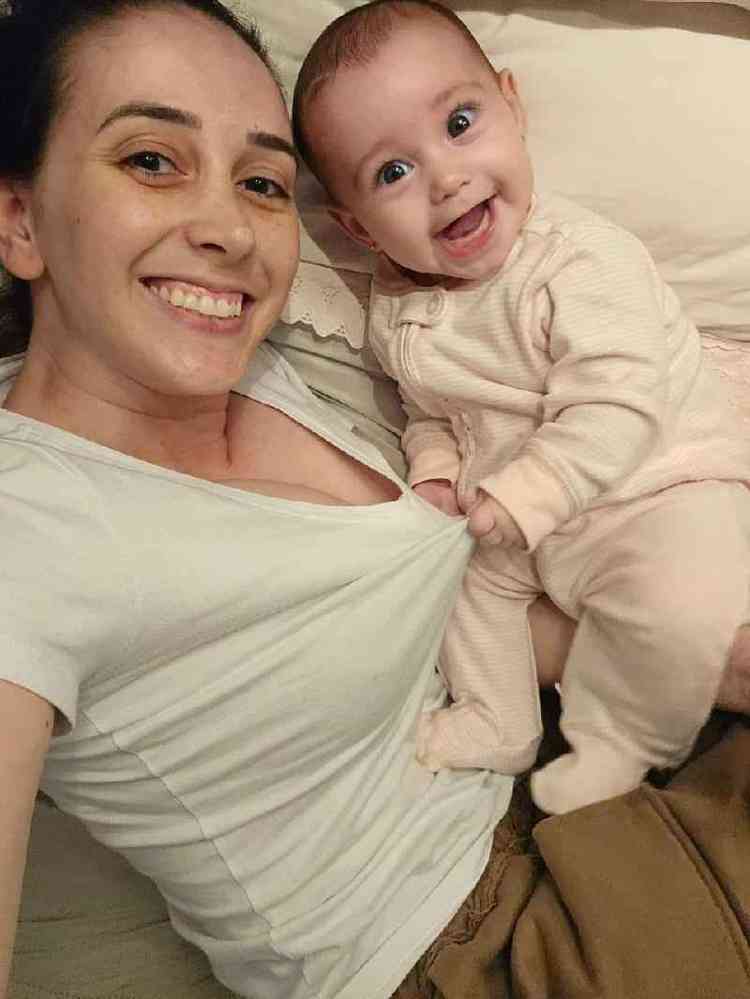 Anglica com a filha beb