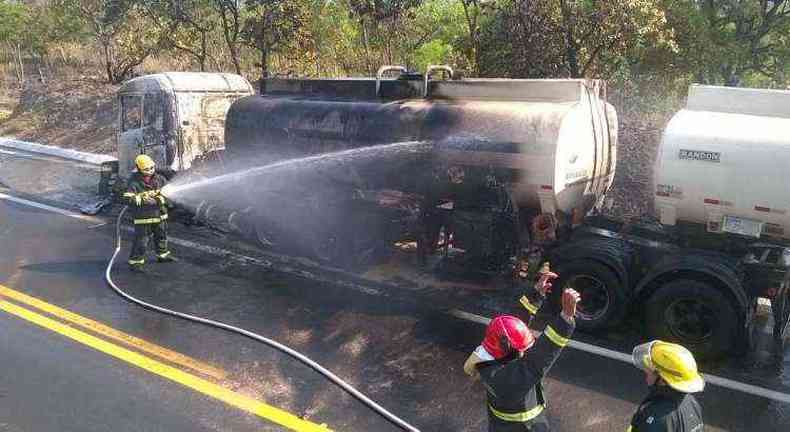 Bombeiros jogaram gua para resfriar um dos tanques do caminho (foto: Corpo de Bombeiros/Divulgao)