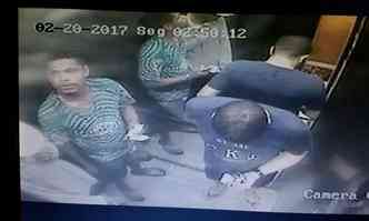 Câmeras do elevador do prédio da vítima flagraram Pedro com os suspeitos do crime(foto: Polícia Civil/Divulgação)