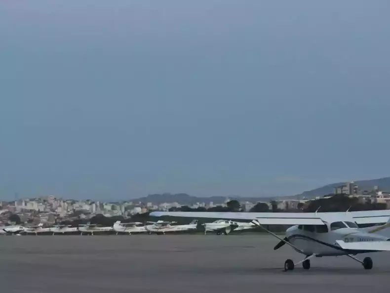 Avies na pista do aeroporto