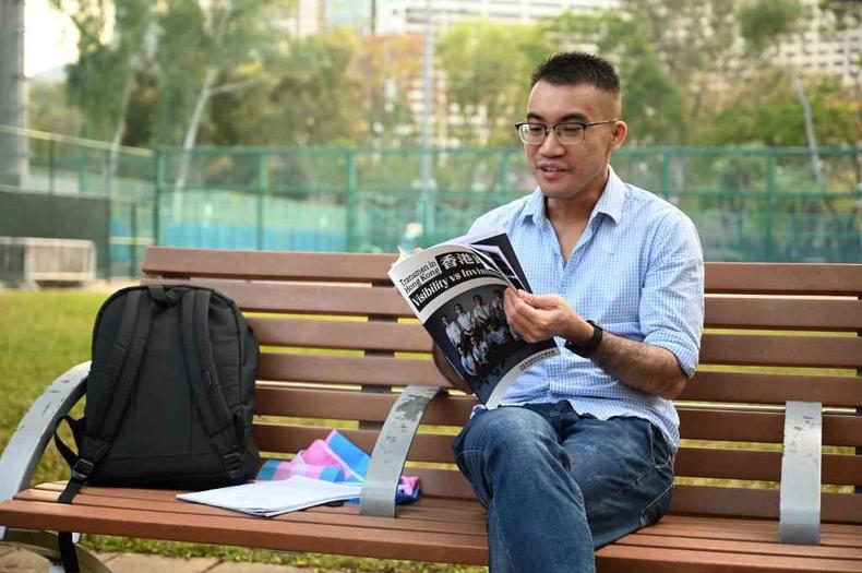 Heny Tse l jornal em parque da cidade