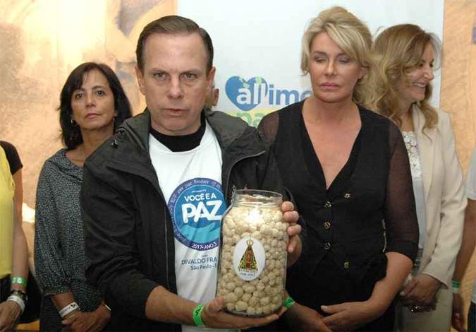 João Doria apresenta produto, com uma imagem de Nossa Senhora Aparecida no rótulo(foto: Prefeitura de São Paulo/Divulgação) João Doria apresenta produto, com uma imagem de Nossa Senhora Aparecida no rótulo(foto: Prefeitura de São Paulo/Divulgação)