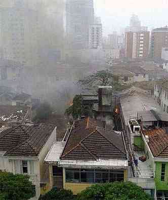 Casas foram atingidas com a queda da aeronave(foto: Pato Rodriguez OK / Twitter)