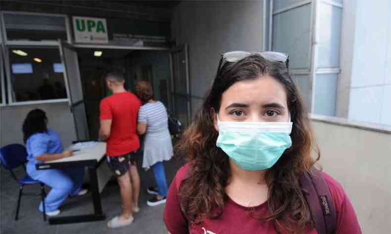 Alcia preferiu se prevenir com mscara ao buscar atendimento na UPA, onde pacientes passam por avaliao na portaria(foto: Leandro Couri/EM/DA Press)