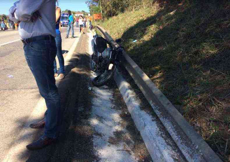 Motociclista ficou ferido no acidente(foto: Corpo de Bombeiros/Divulgao)