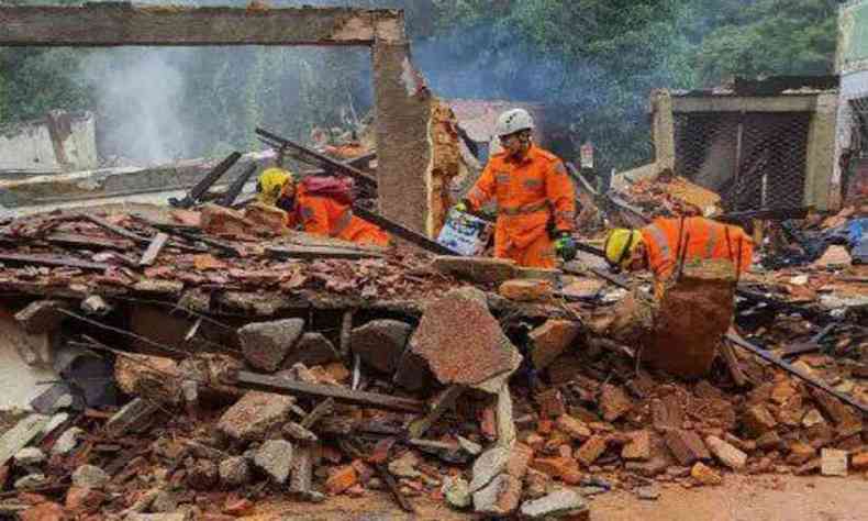 Bombeiros trabalham nos escombros de casas que desabaram em Juiz de Fora