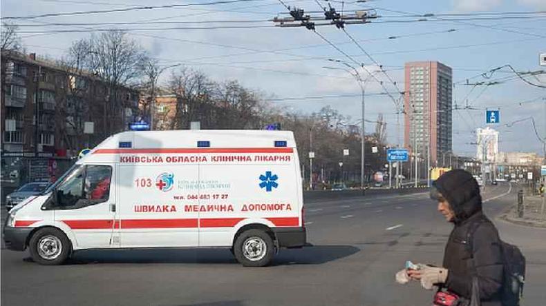 Ambulncia nas ruas de Kiev