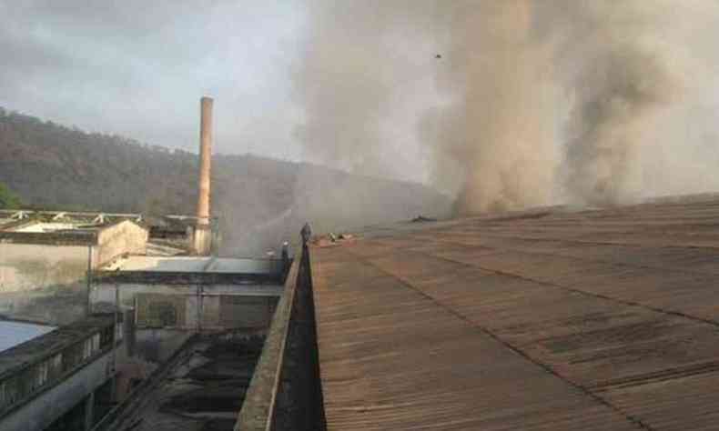 Bombeiros tentam controlar incndio na Prefeitura de Santa Luzia. Andares atingidos no eram ocupados por servidores(foto: Corpo de Bombeiros/Divulgao)