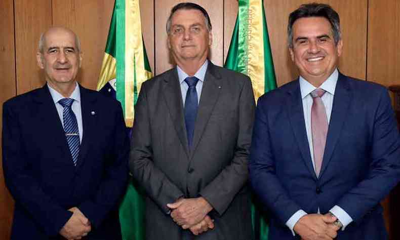 Bolsonaro posa para foto com Ciro Nogueira e com o general Luiz Eduardo Ramos, que deixa a Casa Civil(foto: TWITTER/REPRODUO)