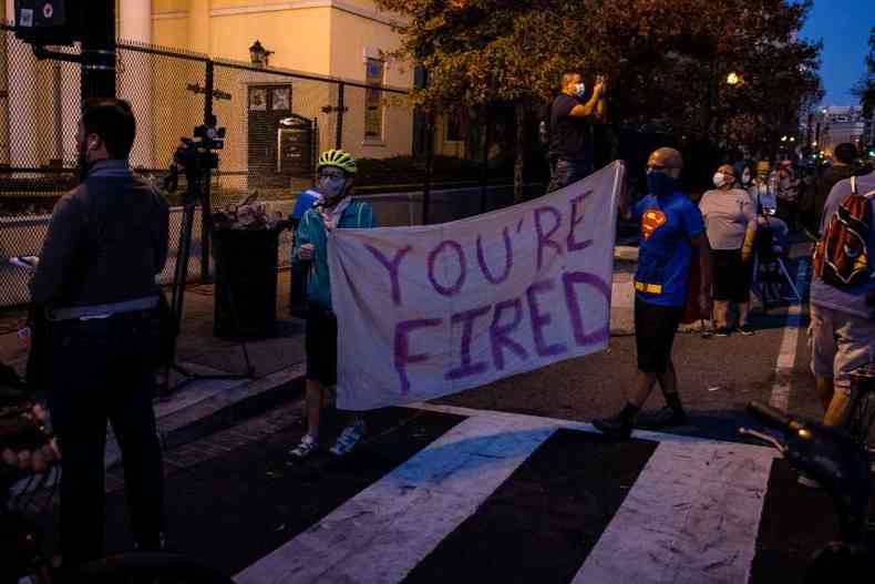 (foto: 'Voc est despedido'; frase popularizada por Trump em reality show  usada para critic-lo em manifestao em frente  Casa Branca, em Washington, DC)