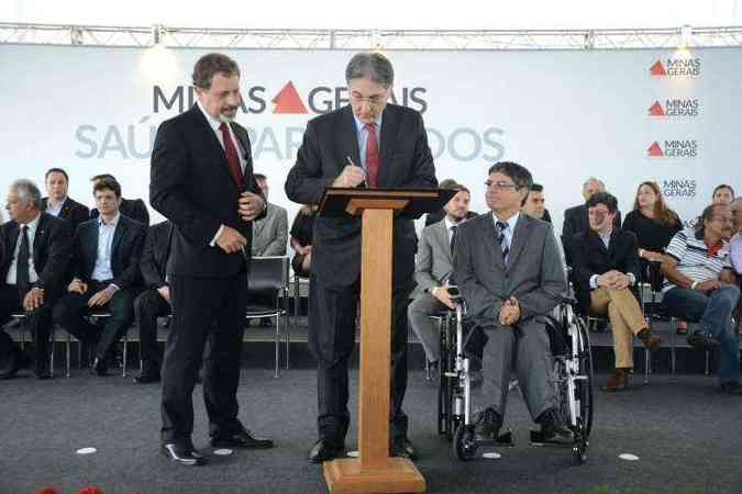 A entrega dos veculos foi feita nesta segunda-feira pelo governador Fernando Pimentel(foto: Manoel Marques/imprensa-MG)
