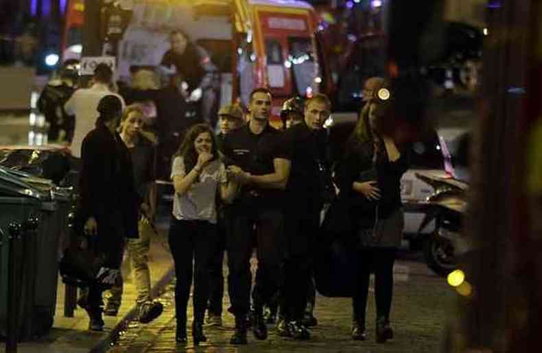 Horror transmitido em tempo real em Paris.(foto: Pierre Monfort/AFP)