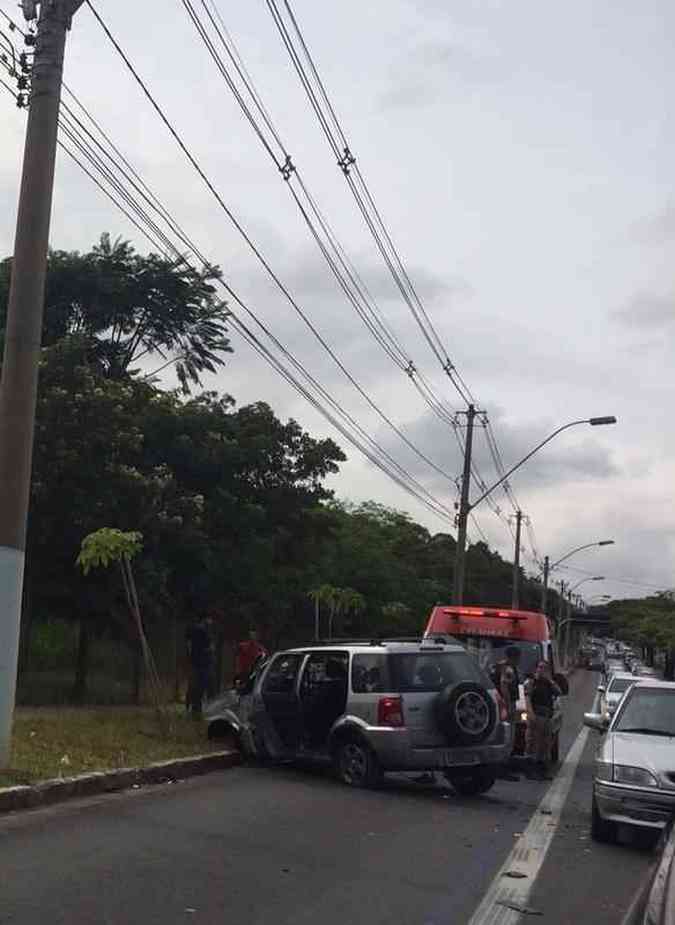 Um Ford Eco Sport e um Fiat Palio se envolveram em uma batida na manh deste sbado na Avenida Presidente Carlos Luz, perto da entrada para o Bairro Ouro Preto, na Regio da Pampulha. O acidente foi no sentido Centro/bairro em frente  portaria da Universidade Federal de Minas Gerais (UFMG). De acordo com a Polcia Militar (PM), h vtimas de leses leves na batida, mas a polcia no soube informar quantas pessoas foram socorridas. Dborah Amncio