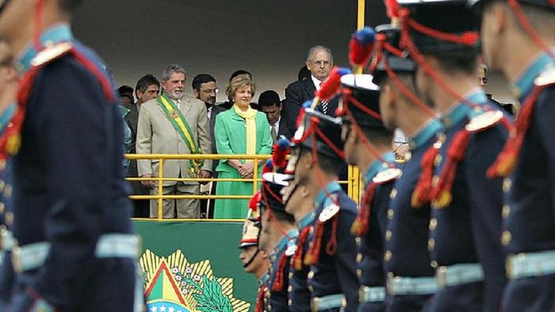 Lula teve um bom relacionamento com os militares em seus governos anteriores(foto: Presidência da República) Lula acompanha desfile militar do 7 de Setembro