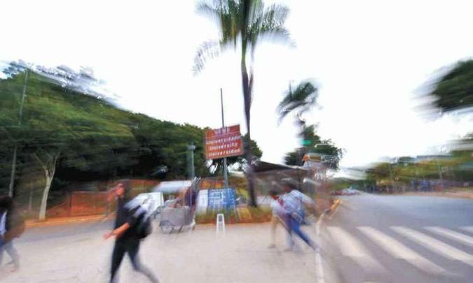 Câmpus da UFMG, na Pampulha: mesmo com ajustes, reitoria prevê déficit de R$ 22,8 milhões no fim do ano(foto: Foto: Rodrigo Clemente/EM/D.A Press 20/5/15) Câmpus da UFMG, na Pampulha: mesmo com ajustes, reitoria prevê déficit de R$ 22,8 milhões no fim do ano(foto: Foto: Rodrigo Clemente/EM/D.A Press 20/5/15)