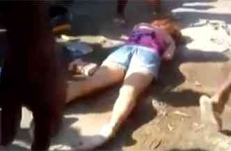 Mulher foi socorrida depois de ser espancada, mas não resistiu aos ferimentos(foto: Reprodução/Youtube.com)