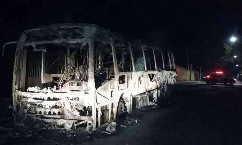 nibus da linha 635 ficou completamente destrudo pelas chamas em incndio criminoso(foto: Tlio Santos/EM/D.A.Press)