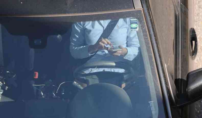 Na foto, celular sendo usado no transito, por motorista, na avenida Nossa Senhora do Carmo.