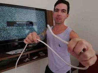 Sem sinal de canais e internet, embora a cobran�a tenha sido efetivada, Paulo de Tarso pediu o cancelamento do servi�o, mas n�o foi ressarcido (foto: Beto Novaes/EM/D.A PRESS)