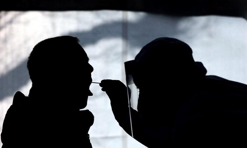 Governo japonês pede preferência aos testes de garganta e nariz(foto: Ronny Hartmann / AFP) Governo japonês pede preferência aos testes de garganta e nariz(foto: Ronny Hartmann / AFP)