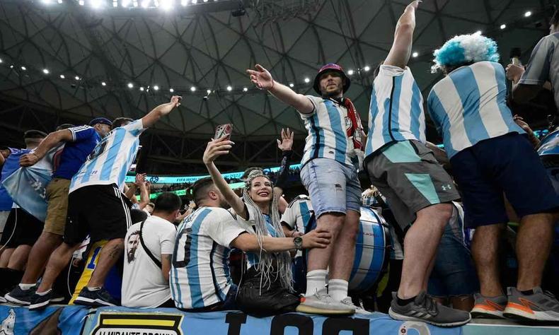 Torcedores argentinos fazem a festa no Catar(foto: Juan Mabromata/AFP) Torcedores argentinos fazem a festa no Catar