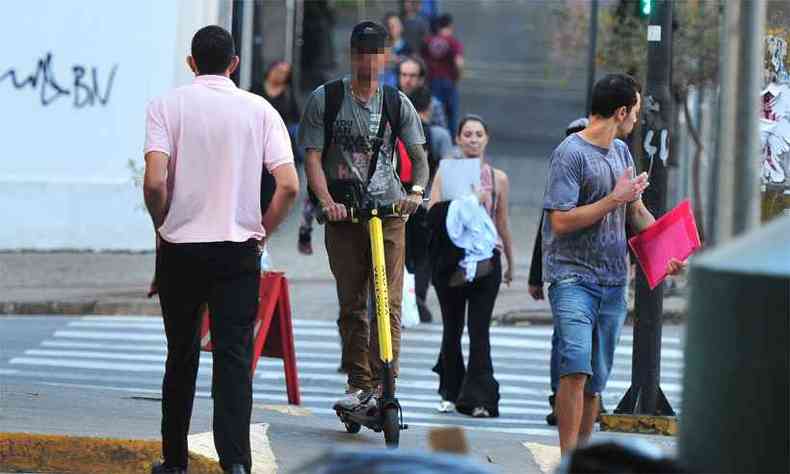 Veculos eltricos dividem espao com pedestres e automveis e se transformaram em uma preocupao a mais na mobilidade na capital(foto: Paulo Filgueiras/EM/DA Press)