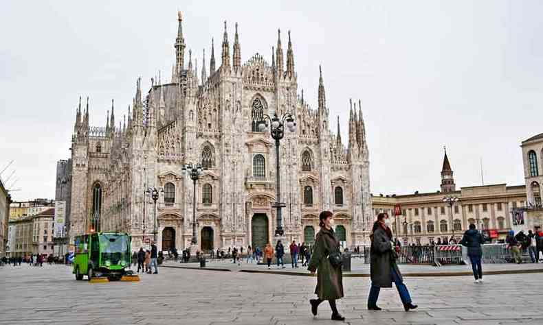 Em Milo, Praa do Duomo com pouco movimento e pessoas usando mscaras: reflexo da gravidade de casos na Itlia(foto: Miguel MEDINA/AFP)