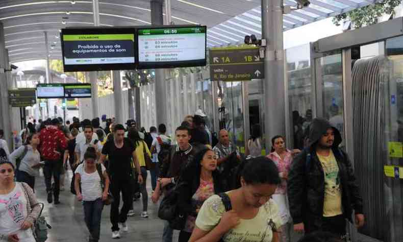 Nesta tera-feira, passageiros ainda pagaro valores atuais das tarifas de transporte pblico em BH(foto: Paulo Filgueiras/EM/D.A Press)