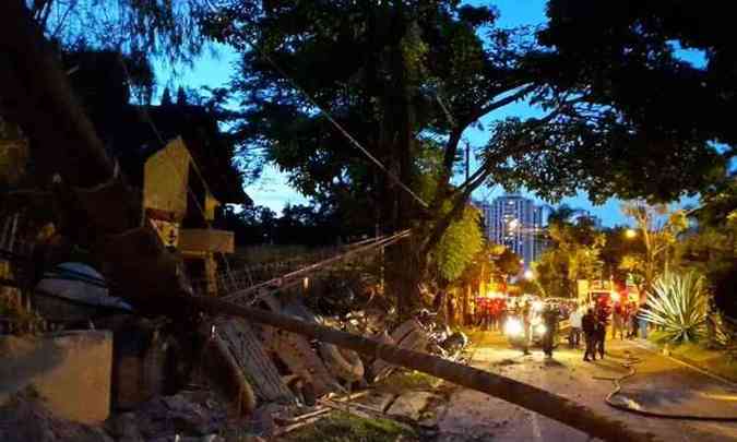 Veculo carregado de cimento, que provavelmente desviava de trecho proibido na Avenida Nossa Senhora do Carmo/BR-356, espalhou destruio pela Avenida Cnsul Antnio Cadar(foto: Alexandre Guzanshe/EM/D.A Press )