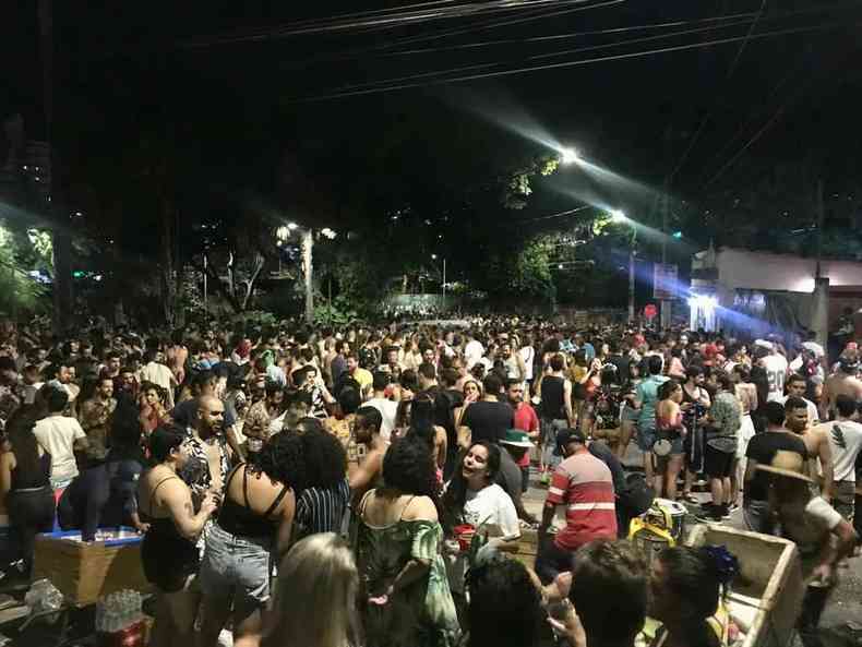 Centenas de pessoas se aglomeraram no Bairro Santa Tereza