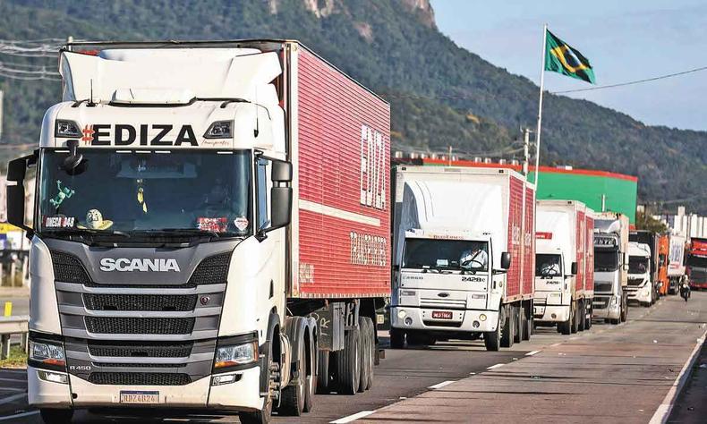 Veculos parados em rodovia
