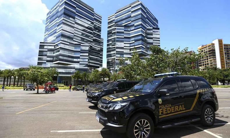 Sede da Polcia Federal em Braslia, com viatura  frente e dois prdios ao fundo