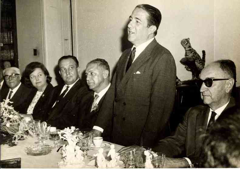 Walther Moreira Salles  homenageado em jantar no Rio de Janeiro, em 1965. Bigrafo enviou verso do livro aos filhos do banqueiro antes da publicao(foto: O Cruzeiro/Arquivo EM)