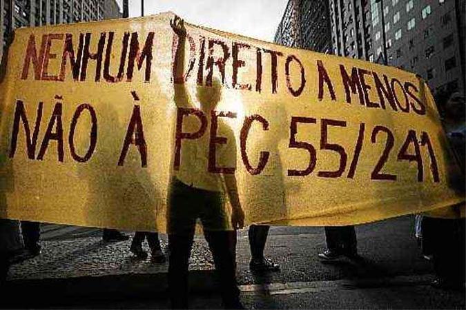 Manifestantes protestaram contra o teto dos gastos, tema mais Manifestantes protestaram contra o teto dos gastos, tema mais