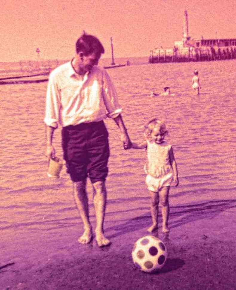 Nikki e o pai em uma praia na infância