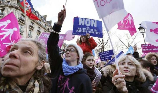 Os debates sobre a lei continuam. Neste sábado, centenas de manifestantes contra a união de casais do mesmo sexo saíram às ruas em Paris(foto: FRANCOIS GUILLOT / AFP) Os debates sobre a lei continuam. Neste sábado, centenas de manifestantes contra a união de casais do mesmo sexo saíram às ruas em Paris(foto: FRANCOIS GUILLOT / AFP)