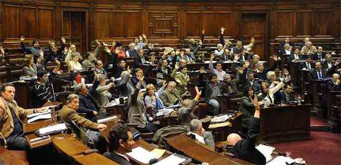 Aprovao da legalizao da maconha contou com os votos de 50 dos 95 deputados uruguaios(foto: AFP PHOTO/MIGUEL ROJO )