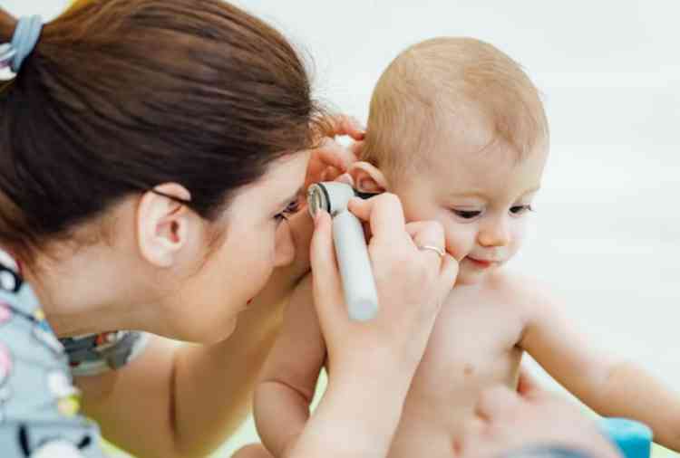 Mdica examina audio de beb