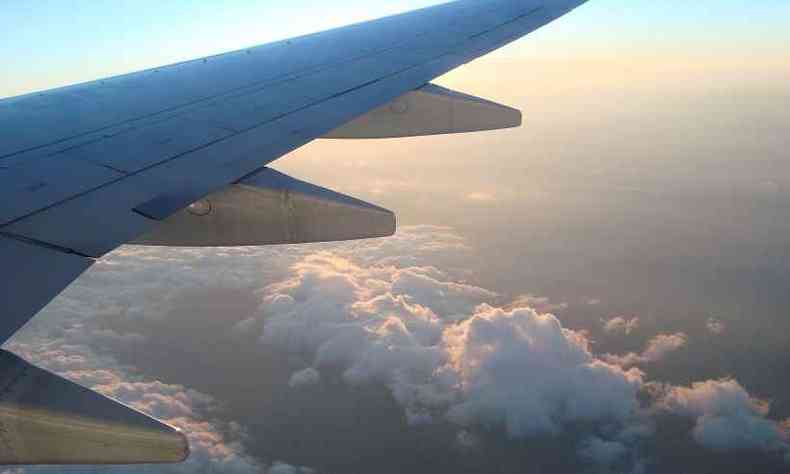 Avio em pleno voo, sobre nuvens
