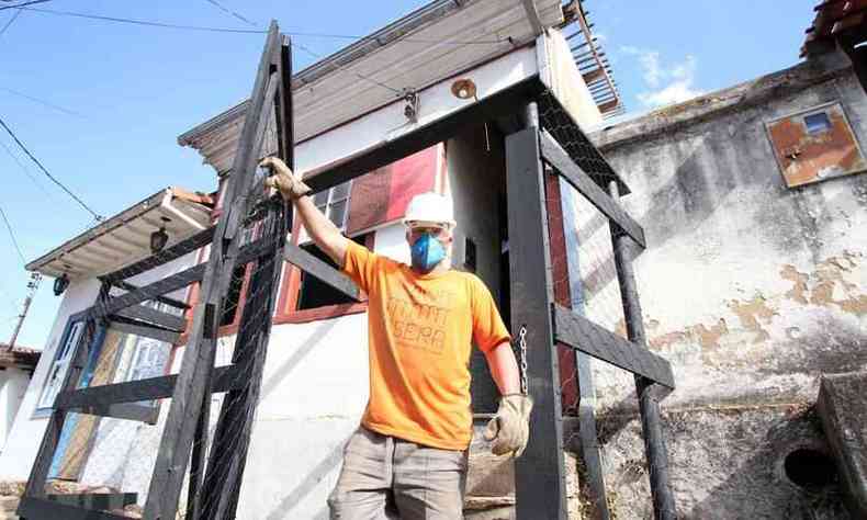 Alex Garcia ajuda na reconstruo da casa que pertencia  sogra, falecida durante a pandemia