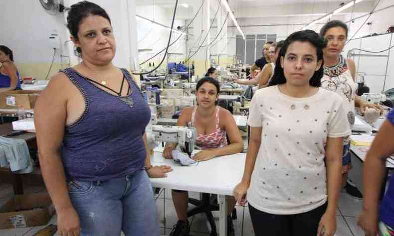 (foto: Com emprego novo, Daniela, Viviane e Jssica torcem para que a fbrica consolide expanso que gerou onda de contratao)