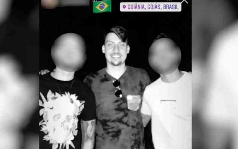 Jair Renan tirou foto com pessoas que estavam frequentando o evento clandestino em Goinia(foto: Reproduo/Instagram)