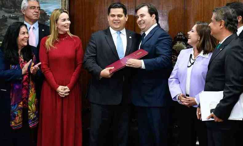 Roque de S/Agncia Senado (foto: Presidente do Senado, Davi Alcolumbre (E) recebe a proposta aprovada pelos deputados das mos de Rodrigo Maia, com discurso de independncia, sob pena de atraso na tramitao )