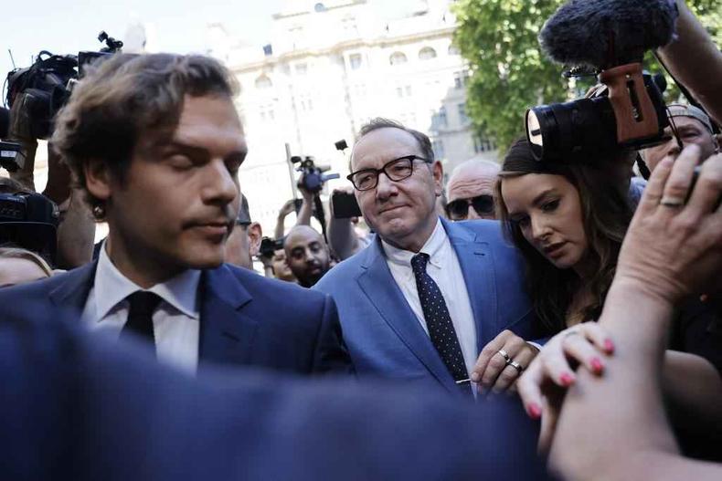 (foto: CARLOS JASSO / AFP) Kevin Spacey deixa o tribunal, cercado pela imprensa
