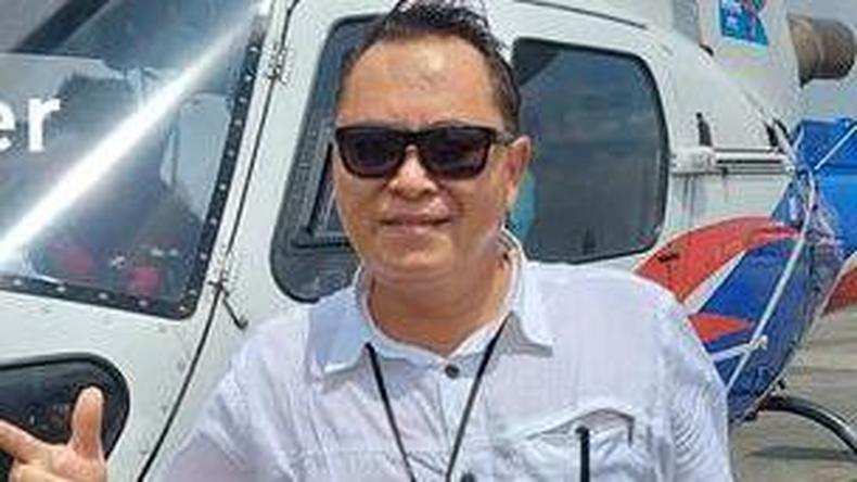 Piloto Chet Bahadur Gurung em frente ao helicptero