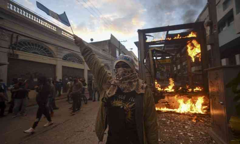 As chamas no palcio legislativo eram vistas da rua(foto: Orlando ESTRADA / AFP)
