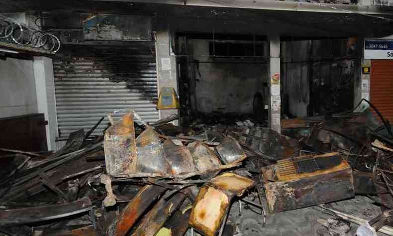 Papelaria foi destruda em incndio criminoso na madrugada do domingo(foto: Tlio Santos/EM/D.A.Press)