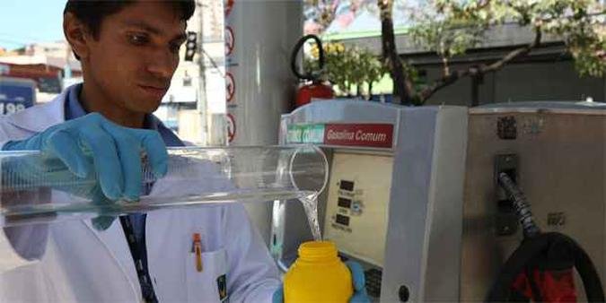 Ao todo, 100 postos serão fiscalizados pela ANP até o próximo sábado(foto: Ramon Lisboa/EM/D.A Press) Ao todo, 100 postos serão fiscalizados pela ANP até o próximo sábado(foto: Ramon Lisboa/EM/D.A Press)
