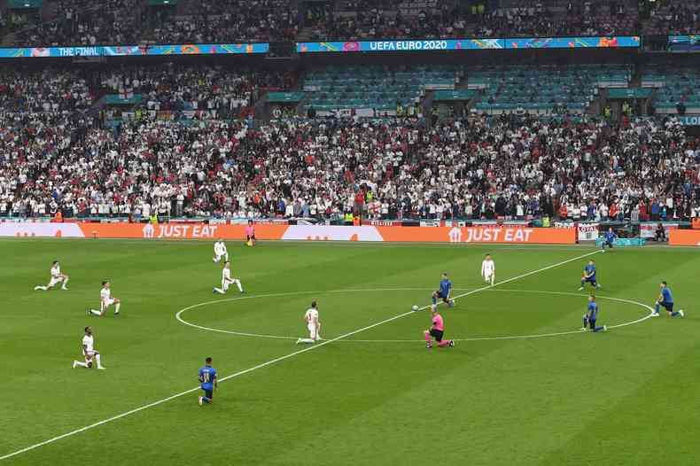 Torcedores de Itlia e Inglaterra assistiram a final da Eurocopa no Estdio de Wembley(foto: AFP / POOL / FACUNDO ARRIZABALAGA )